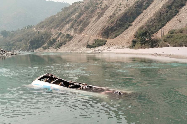 रामेछाप बस दुर्घटना : हराइरहेकाहरूको खोजी तीव्र